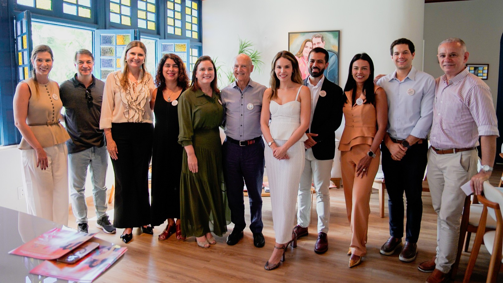 grupo de pessoas posa para a foto